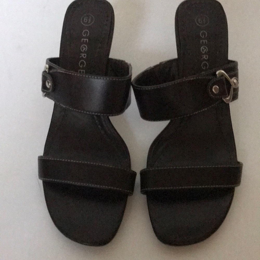 Women’s dark brown heels size 6.5